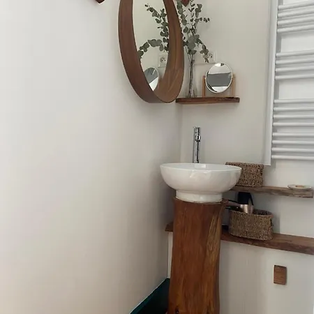 La Vieille Eglise 3* לה הוואלד